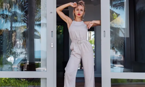 Minimalist Chic for the Urban Wanderer