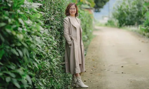 Women-in-specs-with-cream-color-attire