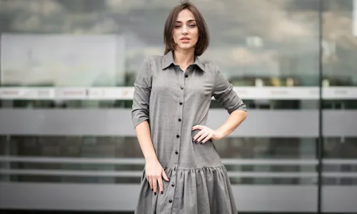 Women-wearing-gray-collar-dress