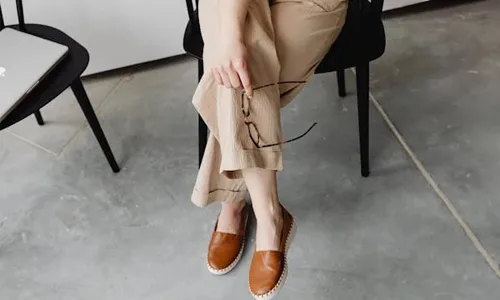 Women-sitting-in-chair-with-specs-in-hand