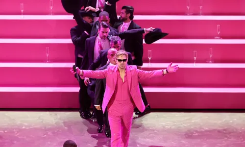 Ryan-Gosling-in-full-pink-suit