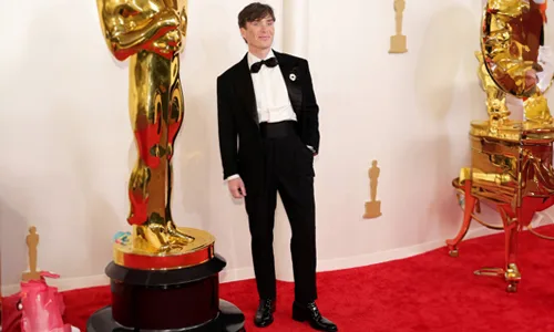 Cilian-Murphy-in-white-shirt-black-suit