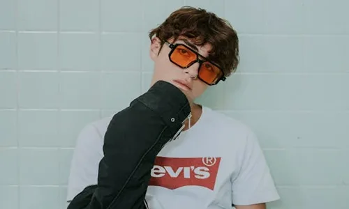 Man in levis t shirt and bold sunglass