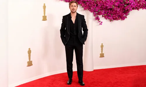 Ryan-Gosling-in-full-black-suit