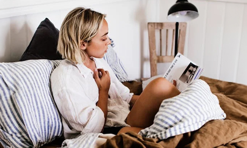 Girl-in-bed-reading-book