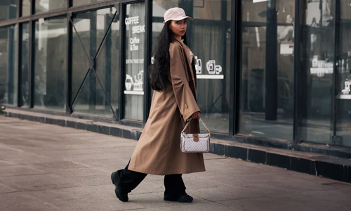 Woman-with-long-jacket-and-cap