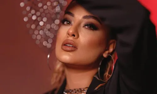 Woman wearing smokey eye